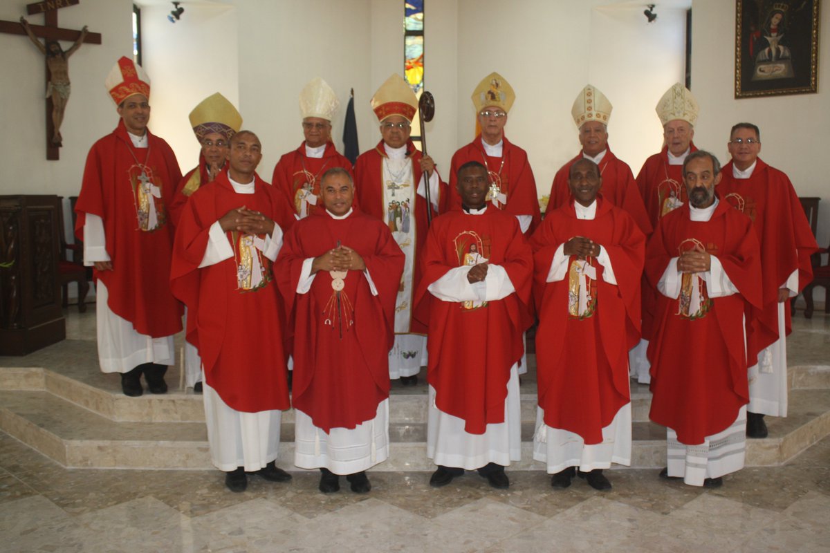 LlamadaRd's tweet photo. Los obispos dominicanos con los rectores del Sem. Mayor Sto. Tomás de Aquino (SPSTA), Sem. Misionero Redemtoris Mater y el Sem. Menor San Pío X; Adjunto a los formadores del SPSTA. #ActoDeApertura2019 #lallamadaRD   #seminaristasactivosrd #SPSTA 
@lallamada.spsta (Instagram) https://t.co/fnwJMZhyjF
