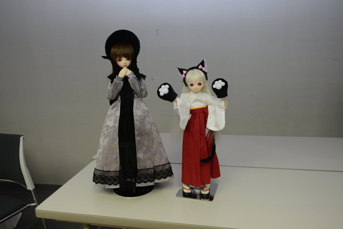 Miko_Teruya's tweet photo. #DOF06
①うさぎ症候群さんの娘さんと。この日の珠華ちゃんは、猫モードでした。(@さん、毎回ありがとうございます。)
②あずうるさん、お迎えおめでとうございました㊗!
➂恒例化している武器卓。やはり和装はイイ!
④あれ、さっきまでバトルしてたのに、いつの間にやら共闘?! https://t.co/HbzzZIHH36