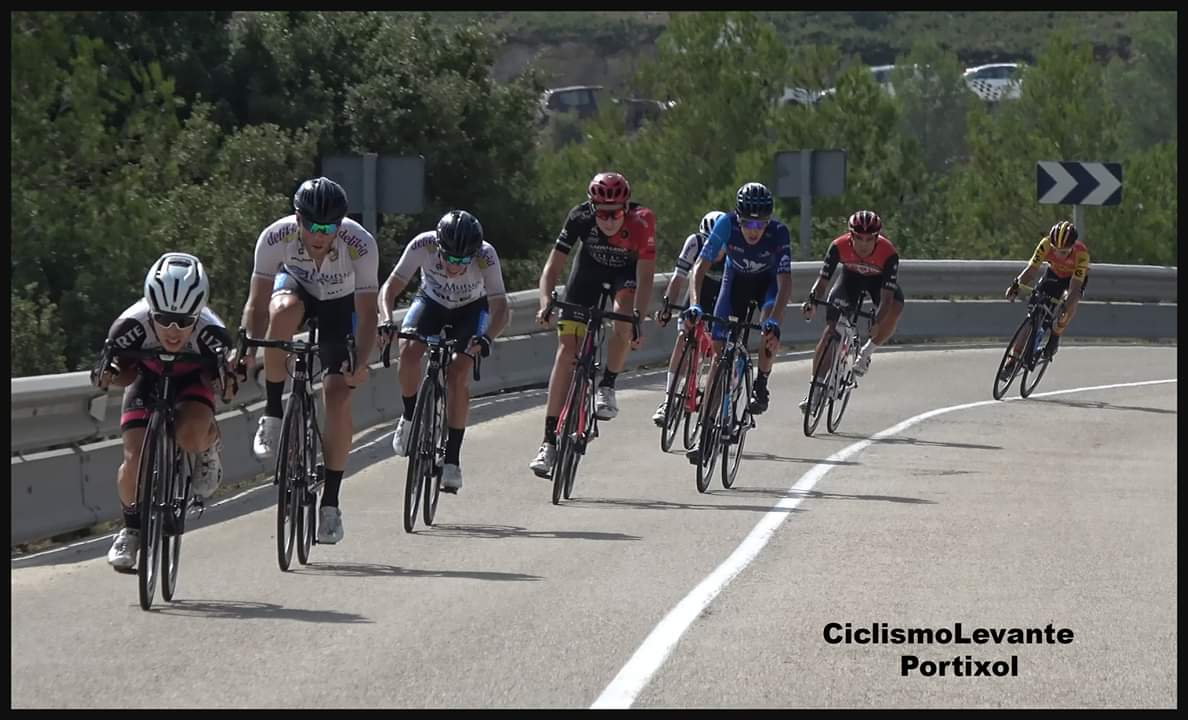 CiclismoLevante's tweet photo. Baixada del #Portixol camí #Moixent del 31°Trofeu Fira D'Agost de #Xativa #EliteSub23 #CiclismoLevante @ivanmoreno_cs  este dijous per #youtube4k https://t.co/mZDqCB6Jru