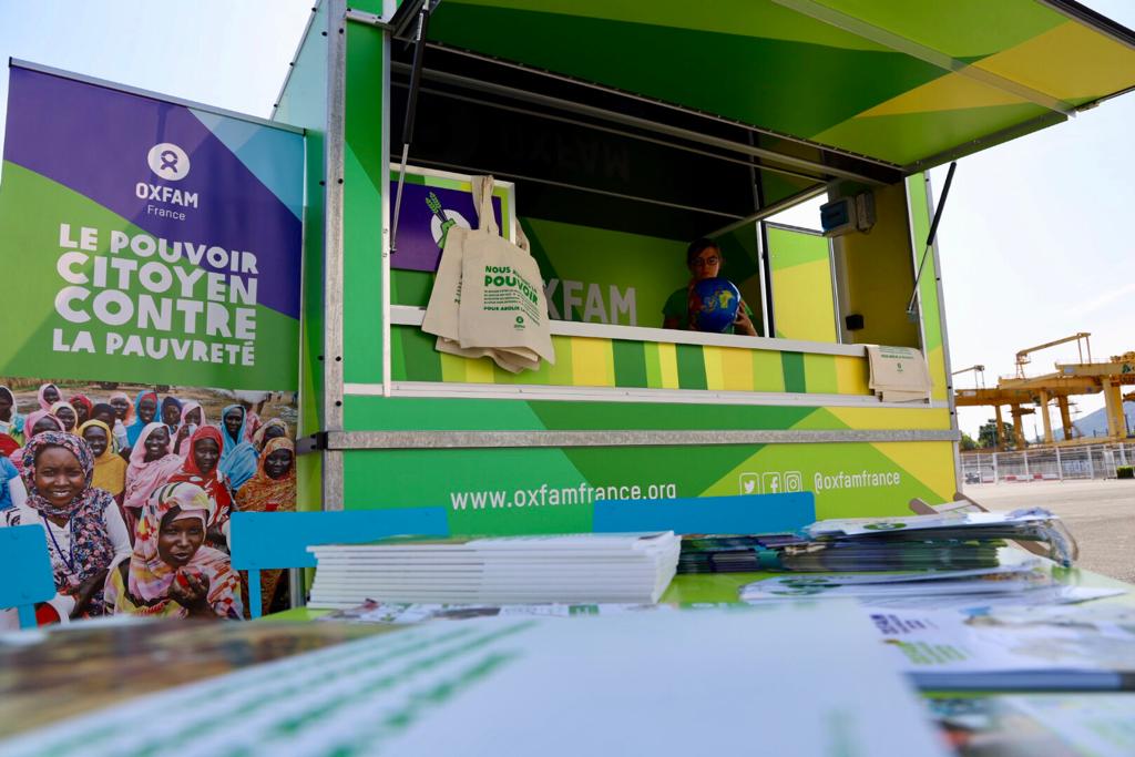 Chloe_Brgn's tweet photo. Au #ContreG7 avec @oxfamfrance en train d'attendre des actes concrets de la part des dirigeant-e-s du #G7Biarritz ... Et d'ici là on vous invite à venir échanger sur les alternatives ! #TimeToBeBrave #G7EZ https://t.co/Vzv8RFMWib