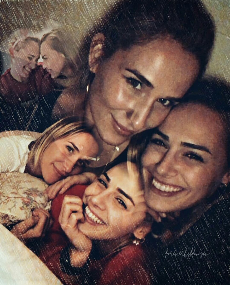 'Kardeşlik: düşmesin diye tutmak Kardeşlik: bırakamayacağını bilerek dayanmak…' 🍀💚🍃💎 #damsem
•••
<a href="/damlacan_/">Damlacan</a> <a href="/semaaydemir1985/">Sema Aydemir</a> #DamlaCan #SemaAydemir #SemDam