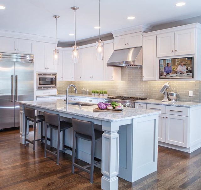 fuchsia_design's tweet photo. Can you tell if this kitchen has solid hardwood, engineered, or laminate flooring? What’s the difference between the three and which is best for your home? Today I’m breaking it all down on the blog, so you can make the right choice for your budget and l… https://t.co/7L9MraBLc9 https://t.co/IZQjwrygCS
