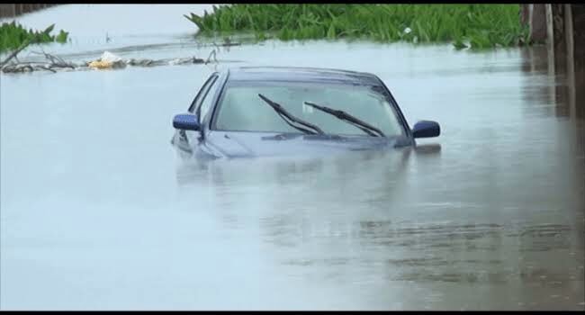 Goganorg's tweet photo. Motorists ferry their vehicles across River Benue as a shortcut to Abuja from the NorthEast. Governor of Sokoto also crossed [in the first pic] safely, but 40 others were unlucky recently. Federal Govt approved N70bn for a bridge in 2018, and engineers are on sites to begin work https://t.co/u5UvRbA8Bp