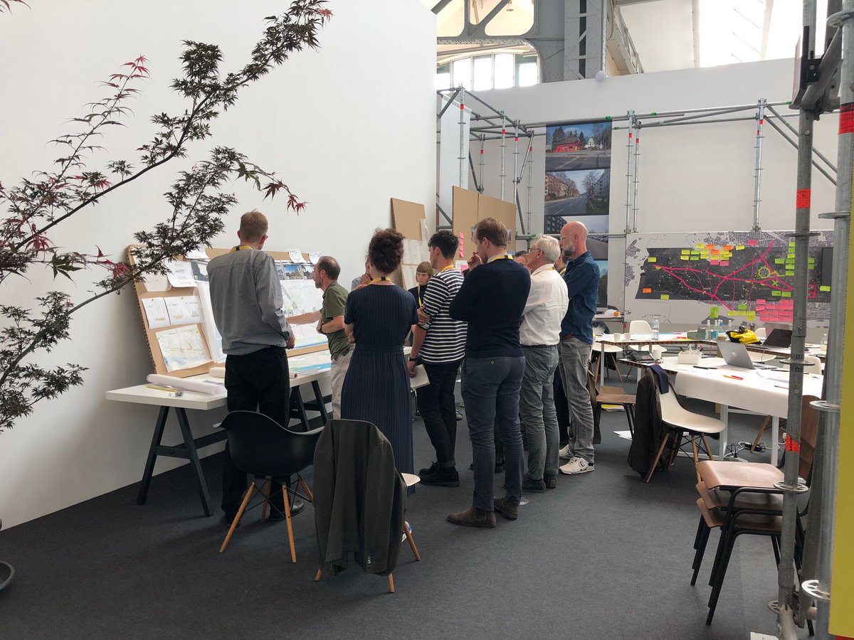 fhh_bsw's tweet photo. 7 Magistralen, 14 Teams, 150 kreative nationale und internationale Köpfe: Einblicke in die Ideen- und Planungswerkstatt #bauforum2019 in den @Deichtorhallen hier wird intensiv und kreativ gearbeitet https://t.co/TXeueiFH1X