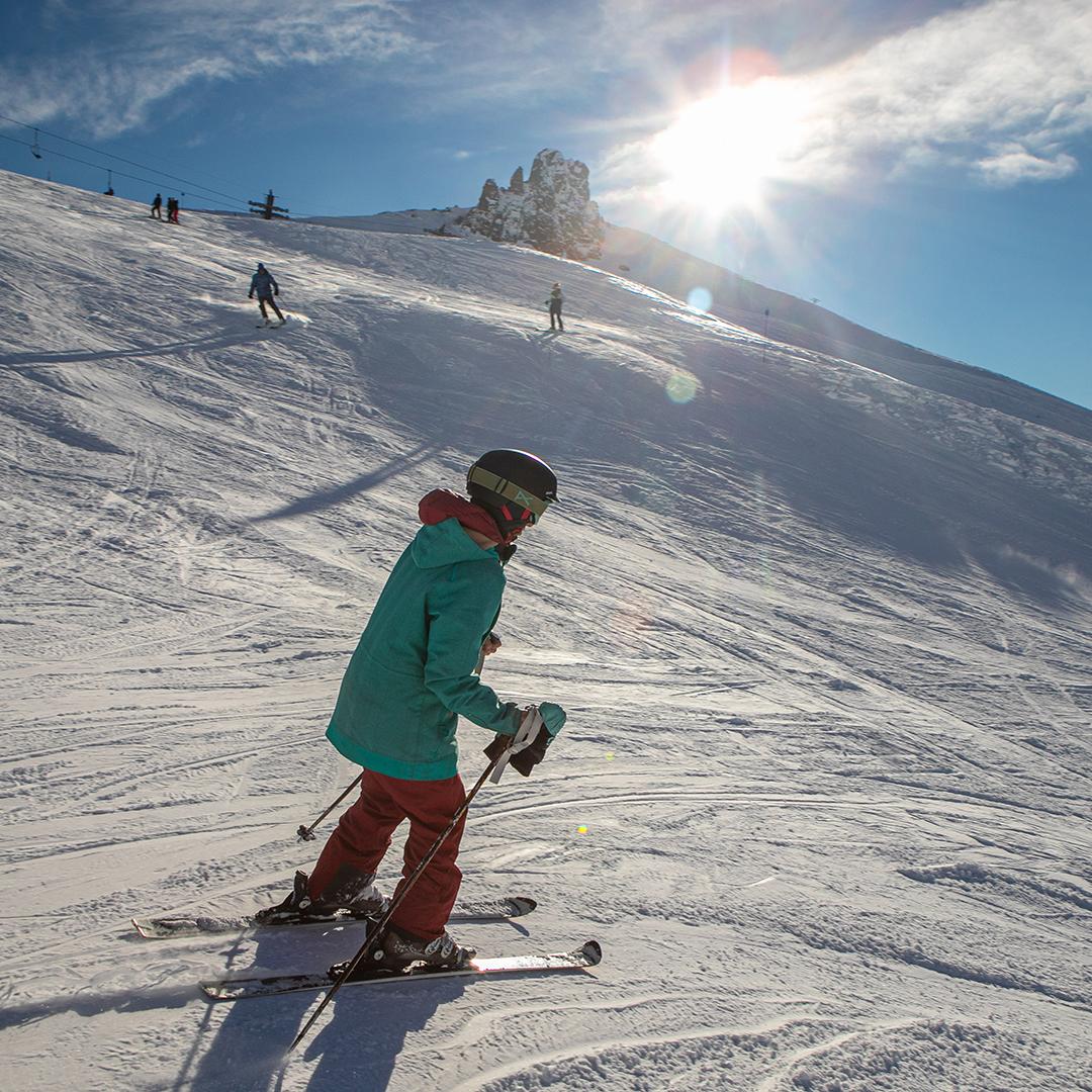 Bariloche_ar's tweet photo. Anduviste por senderos y por pistas de todos los colores, 
pero cada bajada es algo nuevo por conocer ⛷️.
#CerroCatedral #Bariloche #InviernoConTodo
https://t.co/gS5TmRib01 https://t.co/A0PTPTisom