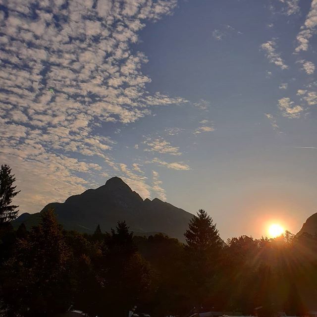 appletreecabins's tweet photo. Sunrise in Slovenia. Have to say this could be my new favourite country, so beautiful!! 🍏 https://t.co/vPayZfy1gY https://t.co/GSPfFuZvcx