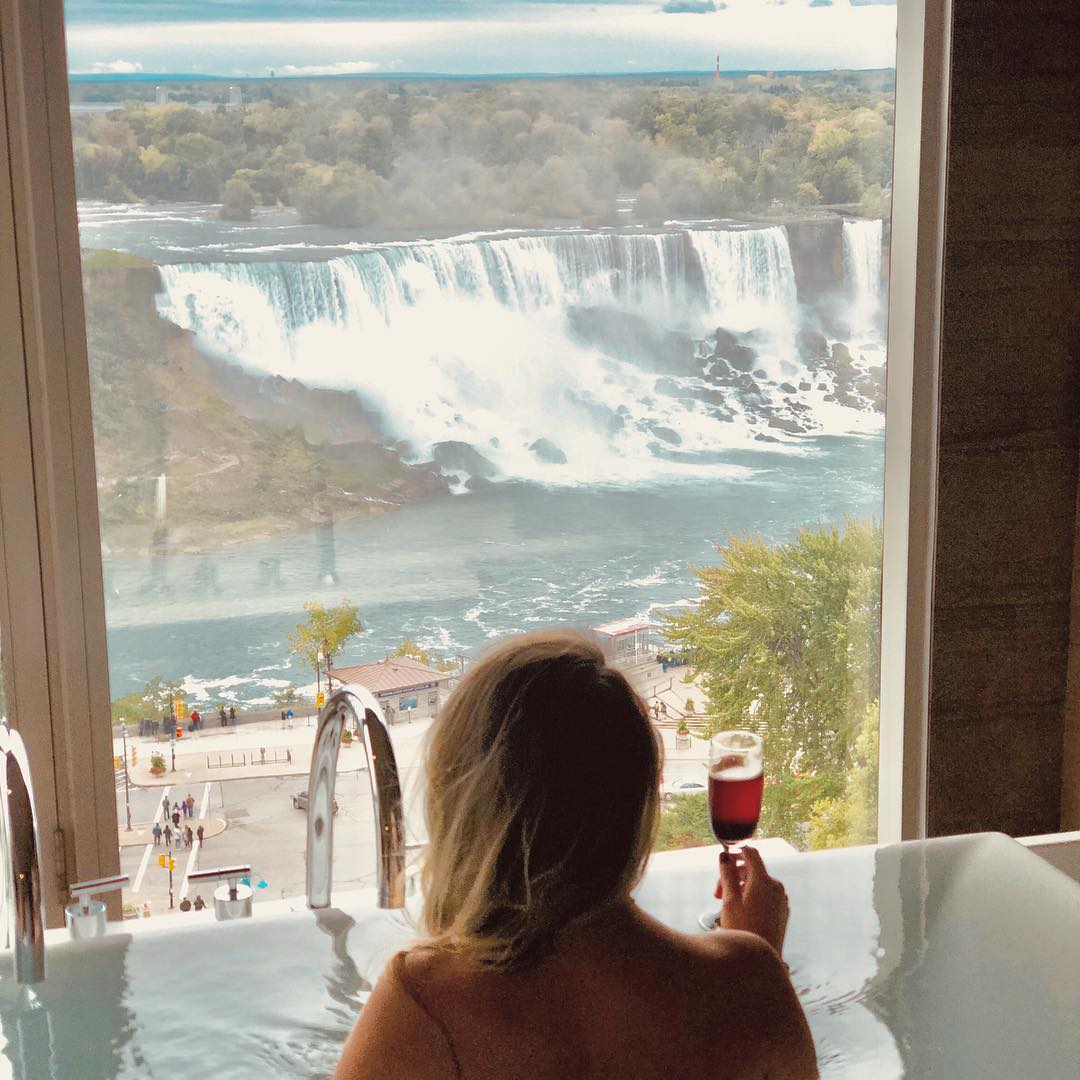 NiagaraFallsSpa's tweet photo. The only spa in Canada to feature the Infinity Hydrotherapy tub in a luxurious space with a spectacular view of both the American and Horseshoe Falls 🛀
.
📸IGer: alexalizabethh 👈🏼
.
#FallsviewSpa #NiagaraFalls https://t.co/MH4WYEPoI1