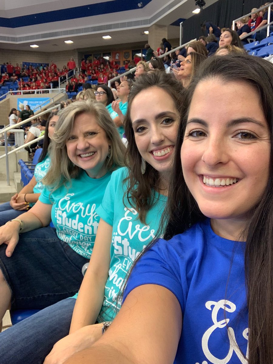 lowe55's tweet photo. With the newbies!! ⁦⁦@msbenanti⁩ ⁦@bnicoleknight⁩ #convoselfie #NISDLegends #newteachers 🙌🏻❤️ https://t.co/H4yYRkkZK6