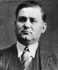 HeistClub's tweet photo. #OnThisDay in 1891, noted American gangster Bugs Moran was born in St. Paul, MN.

A #Chicago Prohibition-era gangster, he has been infamously credited with popularizing the act of driving by a rival's hangout and spraying it with gunfire, now referred to as a drive-by #shooting. https://t.co/6npBnxwrfw