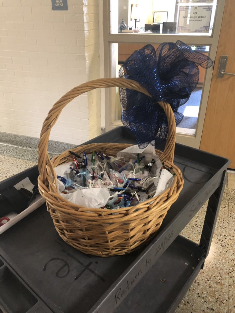 MRSRUSSSMITHELA's tweet photo. It was a pleasure to kick off the school year with @HandMiddleSC. 📓🍎✏️ From community members on campus welcoming back Ss, Ts, staff, & visitors with signs & greetings to visiting classrooms with @DocPTG, it was a great visit from start to finish! 💙💛#R1StartStrong @mizz_mcn https://t.co/uas06JVOPc