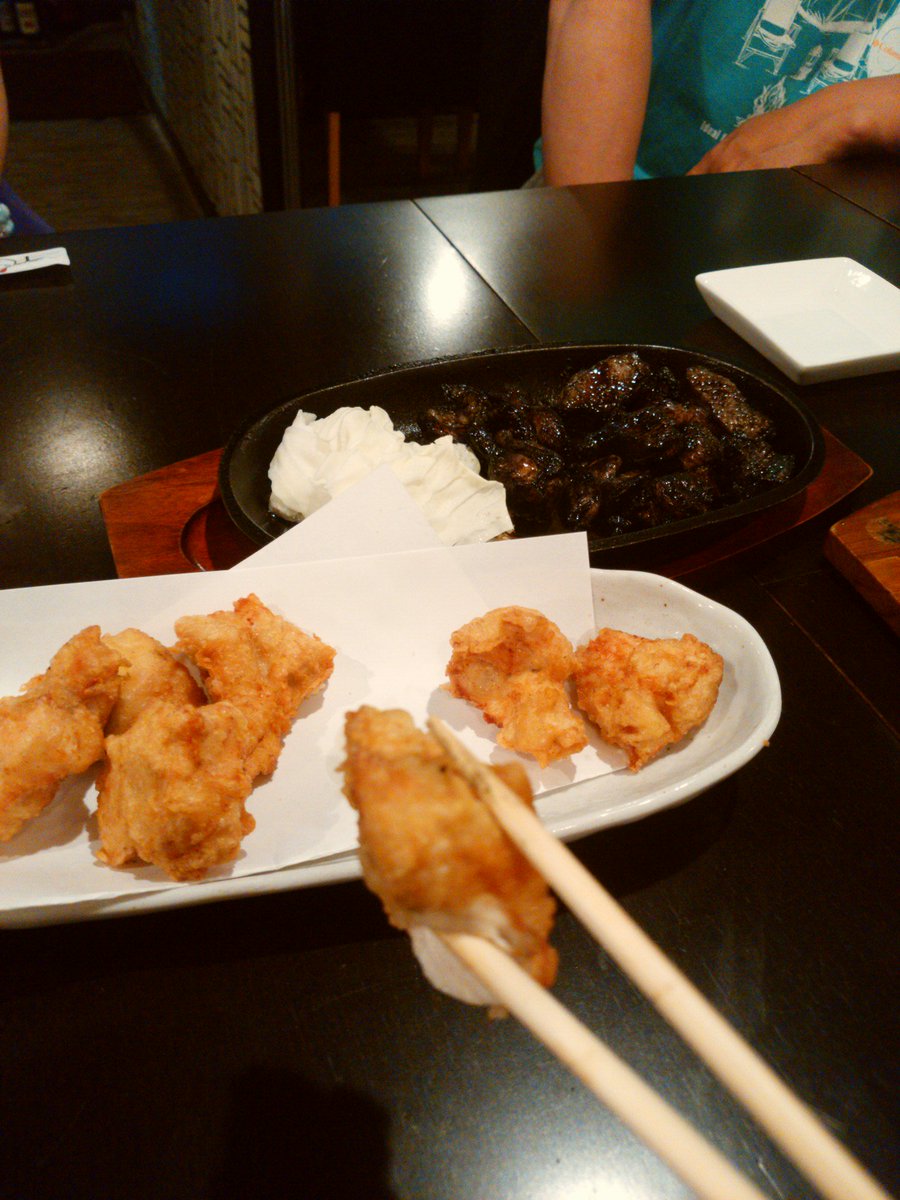 minoru_official's tweet photo. TORIMARUさんでの食事を終えてホテル戻った☆
Nさん今回もありがとうございました！
地頭鶏炭火焼き・塩こぶキュウリ・白飯
の取り合わせ大好き😆
美人店員のKちゃんのおかげで昼のとり天リベンジも果たせた🐓
オレ大分ダイスキ❗❗
さぁ明日は熊本でオフ☆
行くしかないな…
＃アソコへ https://t.co/5ClFlmZyoL