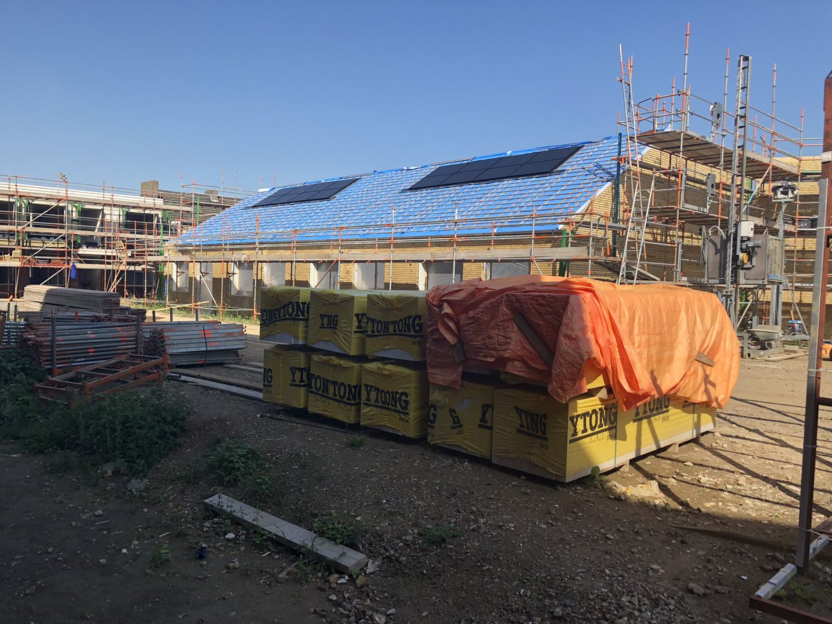 Dagje Limburg met vz @TechniekNL <a href="/doekle_terpstra/">doekleterpstra</a> Projectbezoek herstructurering/verduurzaming Tillystraat Maastricht. 87 aardgasloze woningen &amp; appartementen: huur, koop &amp; levensloopgeschikt. Mooie bewonersmix in toekomstbestendige huisvesting. In zonnetje worden panelen gehesen