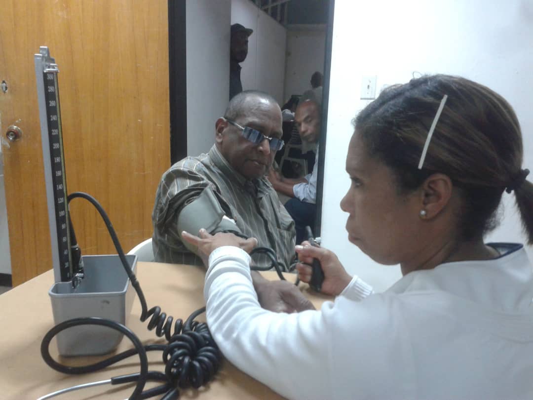 MPPSMiranda's tweet photo. #21Ago #AHORA personal Compl Cult C.Acosta #LosTeques @MirandaGob reciben atención salud Clínicas Móviles @marevale https://t.co/Y1HGyZSjIf