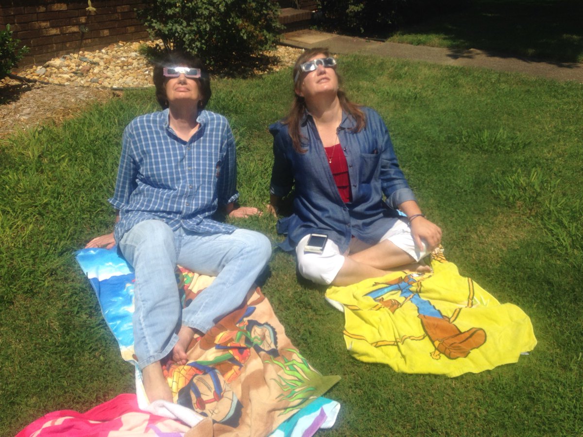 moates_kathy's tweet image. In our Hixson front yard!