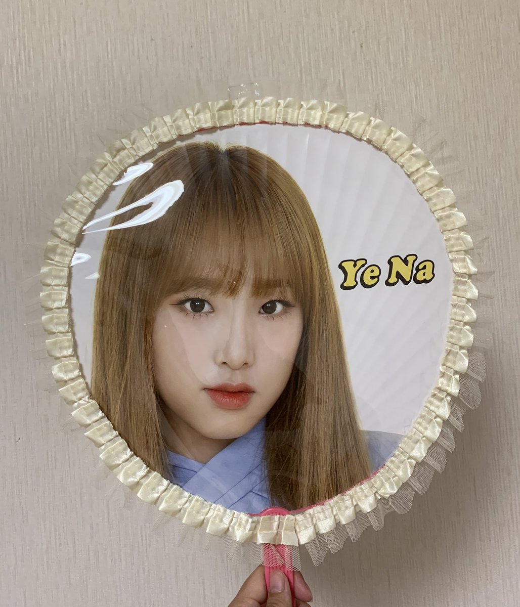 IZONE_like_'s tweet photo. うちわカバー作ります☺️
EYES ON ME埼玉公演での手渡しのみ受け付けます🙆‍♀️
1枚目 カバーだけの状態
2枚目 シールを貼った状態
3枚目 裏

１つ400円からの販売です😉

幕張メッセ参戦致しましたが1列目ということもあったとは思いますがイェナに気づいてもらいました👌

気になる方はDMに^ ^ https://t.co/LsSX0hWzfa