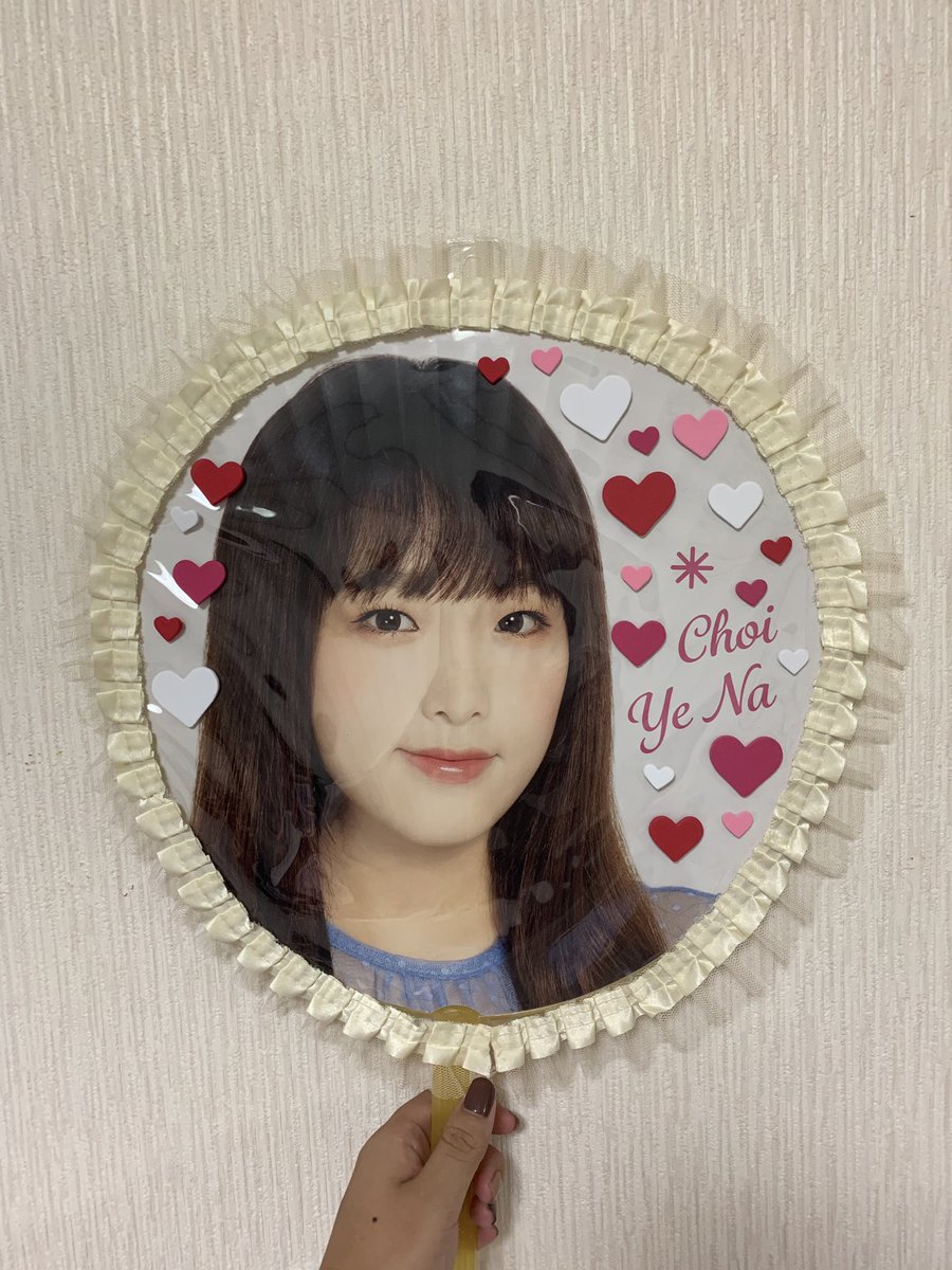 IZONE_like_'s tweet photo. うちわカバー作ります☺️
EYES ON ME埼玉公演での手渡しのみ受け付けます🙆‍♀️
1枚目 カバーだけの状態
2枚目 シールを貼った状態
3枚目 裏

１つ400円からの販売です😉

幕張メッセ参戦致しましたが1列目ということもあったとは思いますがイェナに気づいてもらいました👌

気になる方はDMに^ ^ https://t.co/LsSX0hWzfa