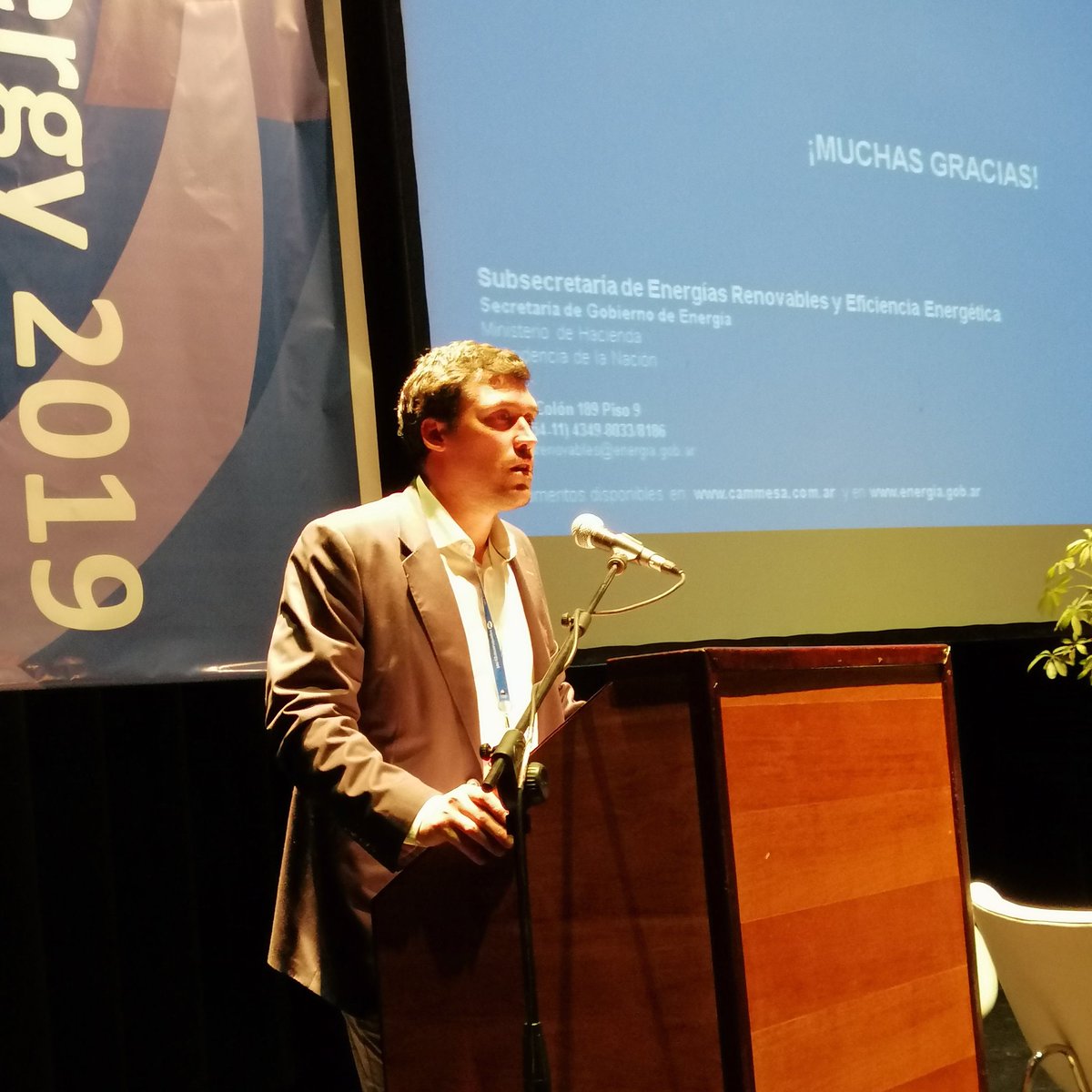 Gastón Siroit de la Subsecretaría de Energías Renovables y Eficiencia Energética de la Nación cerra do su presentación sobre Situación actual y próximos desafíos de las energías Renovables en Argentina. #argentinaenergy2019