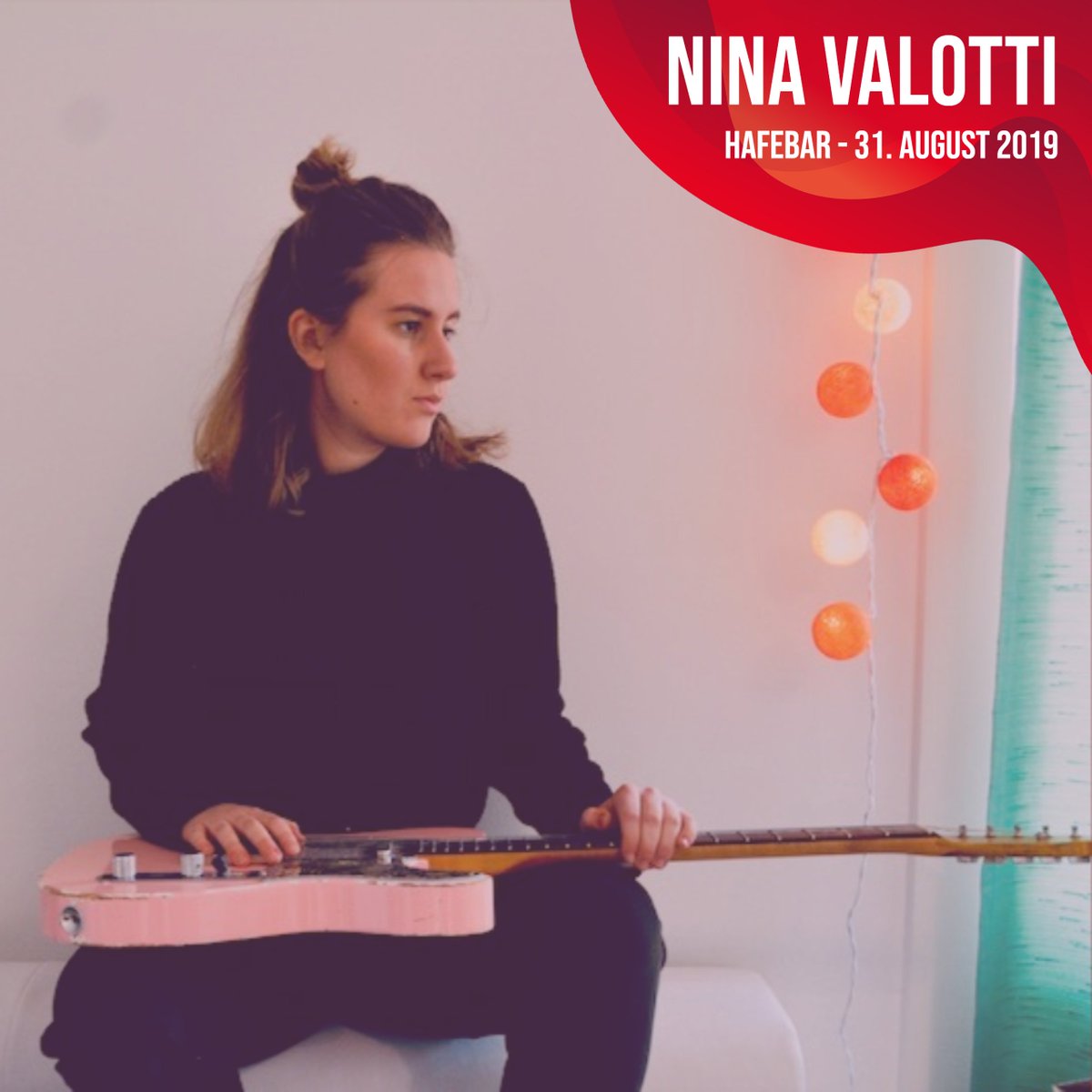 Dass neben einem aufregenden Leben und dem Philosophiestudium noch Zeit bleibt, dieses in Songs zu verarbeiten, zeigt sich wunderbar in Nina Valotti. Mit geistreichen Texten und abwechslungsreichen Harmonien bannt sie ihr Publikum.

Am Samstag, 31.08.2019 in der Hafebar. Yeah! 😍