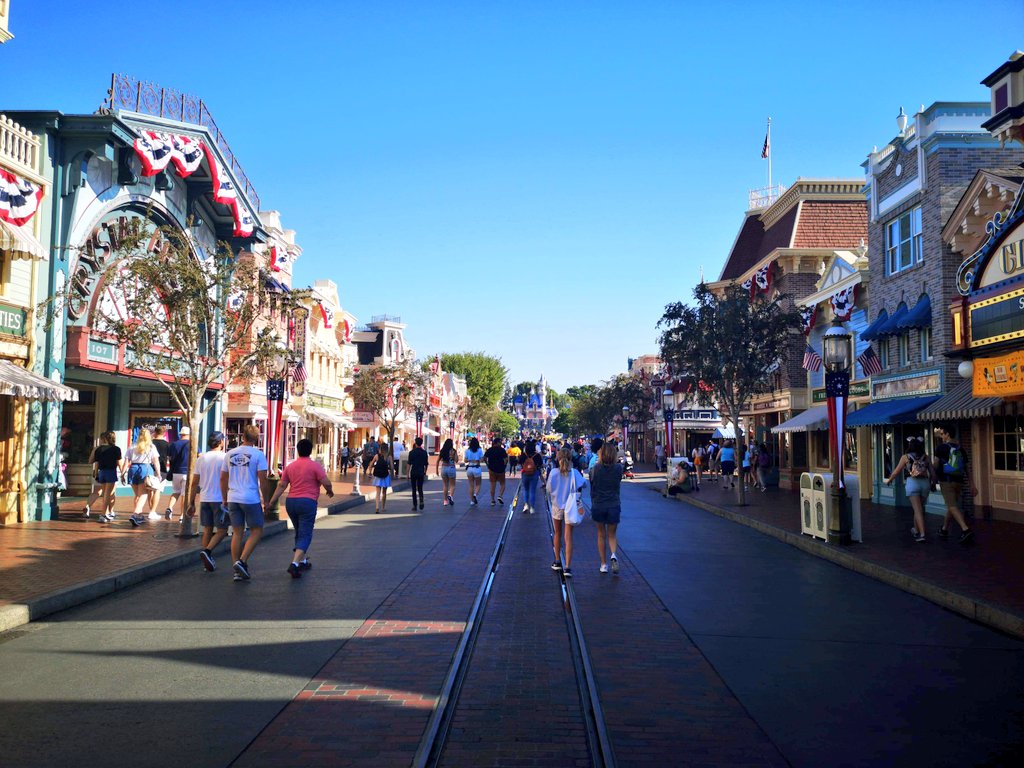 InsideDlpCastle's tweet photo. Main Street Usa et comme à @DisneylandParis le cheval Percheron vous emmènes en ballade 🐴🚞
#Disneyland #DLlive
#disneyparks https://t.co/Uhr2ZsCqjr