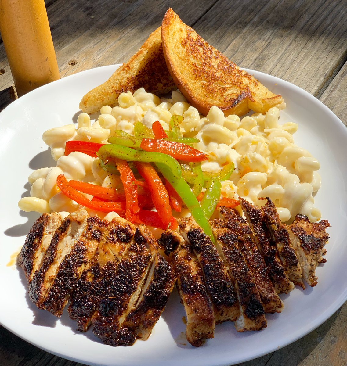 TheTipsyOak's tweet image. #blackened #chicken #whitecheddar #macncheese w/ #texastoast 💥🍻☀️ #lunch #yumm #yournewfavoriteplace☀️🍷