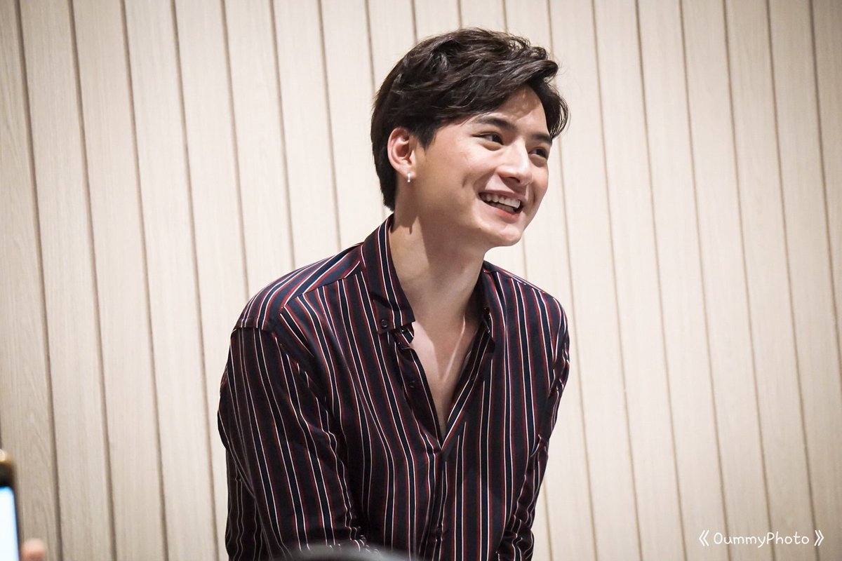 phoenix_psk's tweet photo. คนที่เราอยากจะปกป้องรอยยิ้มเขาเอาไว้ตลอดไป
...
[1]

คุณพี~ คริส พีรวัส แสงโพธิรัตน์
#KristPerawat 

ตั้งแต่ครั้งแรกที่ได้เจอตัว ก็มั่นใจมาตลอดว่าคนๆนี้จะเป็นที่รักของคนจำนวนมากไปอีกนานแสนนาน ความอบอุ่น น่ารัก ใจดี และจริงใจ อยู่มา 34 ปี เรายังไม่เคยเจอ ศลป ดารา คนไหนที่เป็นแบบนี้ https://t.co/isuK9zshYL
