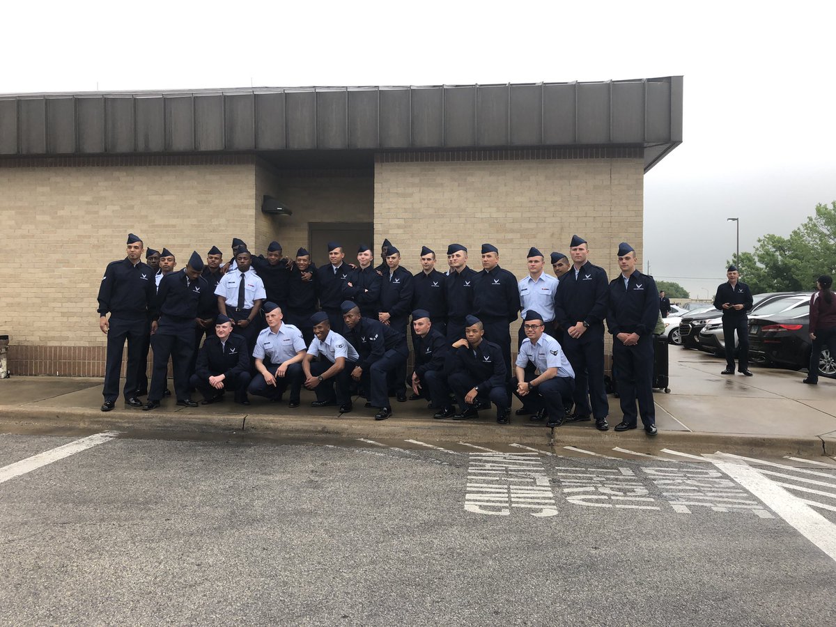 cavemanis54's tweet photo. Officially done with my training😤A1C Morris ✈️🛠 #AGERanger https://t.co/CiYnz0JN5O