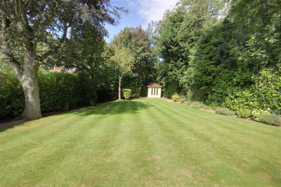 Statonsllp's tweet image. Set on this fine corner plot in #Cuffley village, we are delighted to offer #forsale this #5bed #detached #house recently constructed to a high standard enjoying accommodation of just over 2,500 sq ft features generous room proportions. Call 01707 661144   bit.ly/2Nj5Eh7