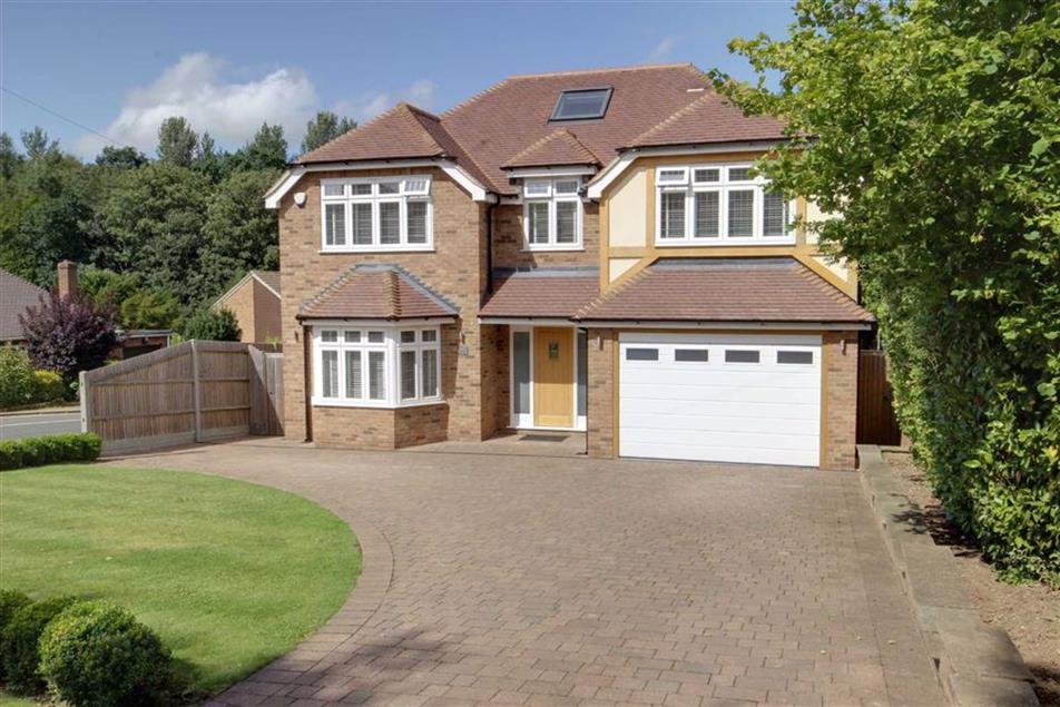 Statonsllp's tweet image. Set on this fine corner plot in #Cuffley village, we are delighted to offer #forsale this #5bed #detached #house recently constructed to a high standard enjoying accommodation of just over 2,500 sq ft features generous room proportions. Call 01707 661144   bit.ly/2Nj5Eh7
