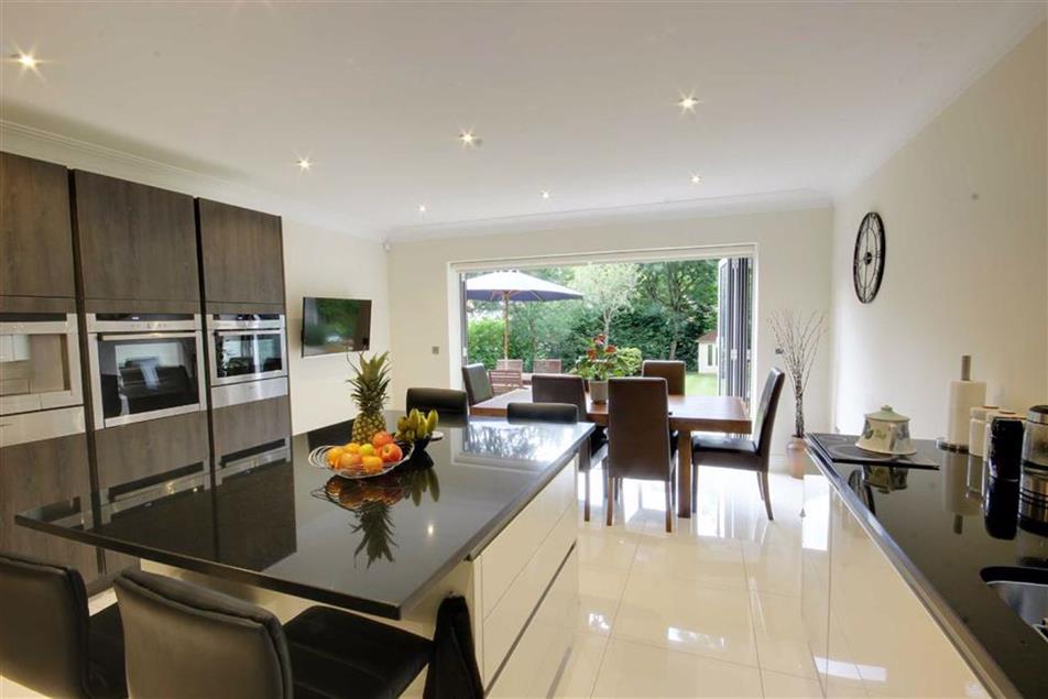 Statonsllp's tweet image. Set on this fine corner plot in #Cuffley village, we are delighted to offer #forsale this #5bed #detached #house recently constructed to a high standard enjoying accommodation of just over 2,500 sq ft features generous room proportions. Call 01707 661144   bit.ly/2Nj5Eh7