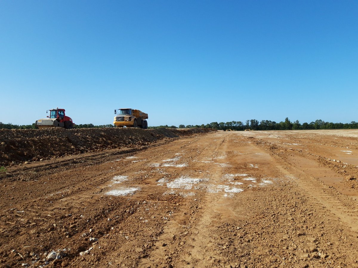 EPTBCharente's tweet photo. Les travaux de dévasement de la #Charente à St-Savinien ont débuté. Portés par le @departement17, l'objectif est de restaurer un profil cible du lit du fleuve, et d'abaisser la ligne d'eau. 1ère étape : terrasser des lagunes de décantation qui recevront les sédiments. https://t.co/P3oZnjep6d