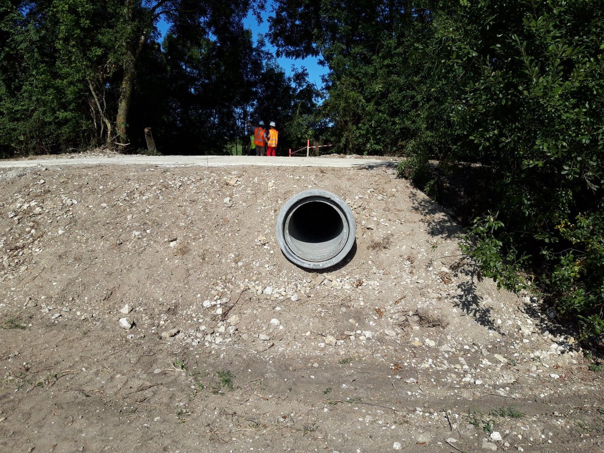 EPTBCharente's tweet photo. Les travaux de dévasement de la #Charente à St-Savinien ont débuté. Portés par le @departement17, l'objectif est de restaurer un profil cible du lit du fleuve, et d'abaisser la ligne d'eau. 1ère étape : terrasser des lagunes de décantation qui recevront les sédiments. https://t.co/P3oZnjep6d
