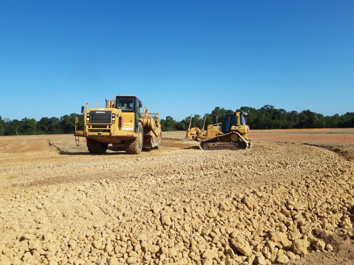 EPTBCharente's tweet photo. Les travaux de dévasement de la #Charente à St-Savinien ont débuté. Portés par le @departement17, l'objectif est de restaurer un profil cible du lit du fleuve, et d'abaisser la ligne d'eau. 1ère étape : terrasser des lagunes de décantation qui recevront les sédiments. https://t.co/P3oZnjep6d
