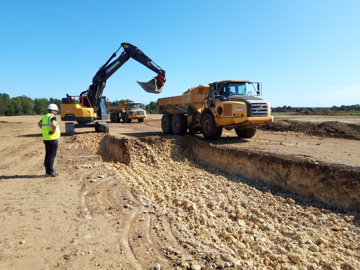 EPTBCharente's tweet photo. Les travaux de dévasement de la #Charente à St-Savinien ont débuté. Portés par le @departement17, l'objectif est de restaurer un profil cible du lit du fleuve, et d'abaisser la ligne d'eau. 1ère étape : terrasser des lagunes de décantation qui recevront les sédiments. https://t.co/P3oZnjep6d