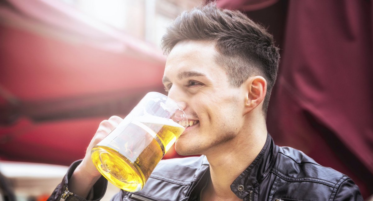 молодой парень пьет. мужчина в баре. пить пиво. пьяный мужчина в баре. мужчина с пивом.
