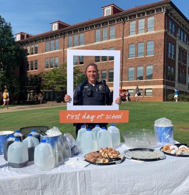 CU_Police's tweet image. Officer Dwayne Leslie welcomes students with "Doughnuts and Directions" on Fernow and Calhoun St.
#cupd #clemsonuniversity #experiencesafety