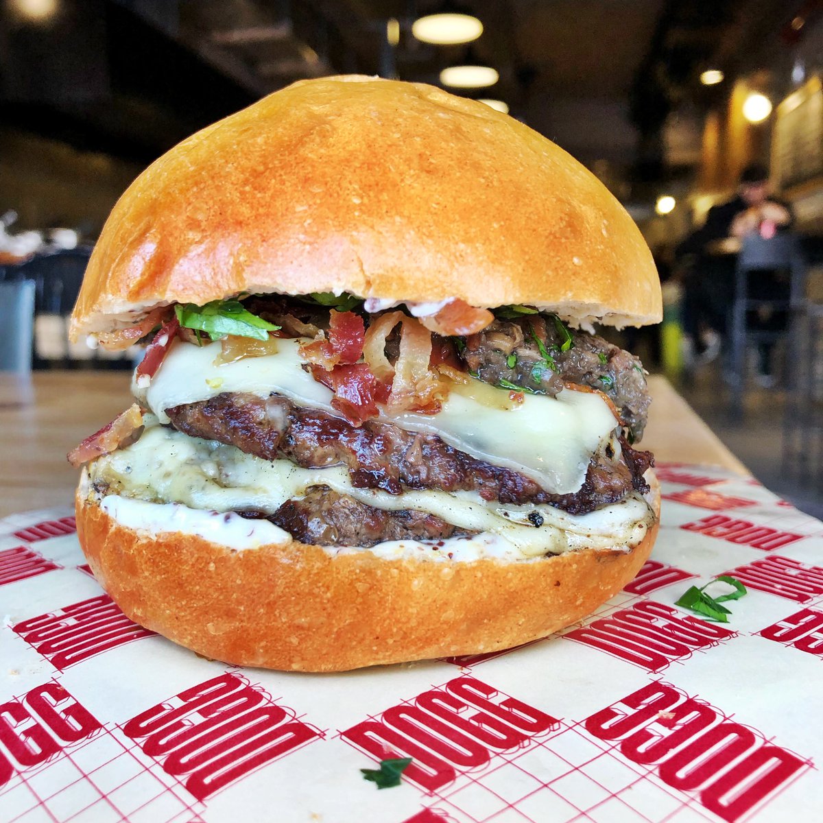 dogg_house_'s tweet photo. 🚨 NUEVA HAMBUEGUESA POR TIEMPO LIMITADO 🚨 Hasta el domingo pueden probar la nueva creación de @maximotogni: emmental Président (!!!), duxelle de hongos, panceta crocante y alioli de mostaza Dijon. Disponible en ambos locales a $220 (con papas). ¡A no colgar! https://t.co/0SC74lHA9l