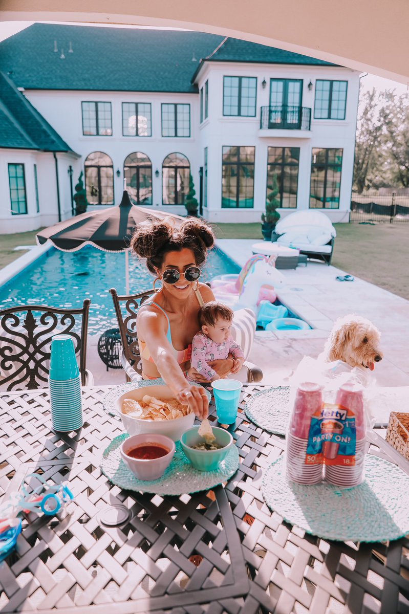 EmilyAnnGemma's tweet photo. Putting the final touches on my Labor Day plans with Hefty Party Cups! They're my go-to party cups, & they want YOU to throw your very own Labor Day party! Go to https://t.co/JRov1f2ygr now for your chance at $300 to throw your own party! #HeftyPartyCupPartner #PartyHefty @Hefty https://t.co/TWeaJjzUpd