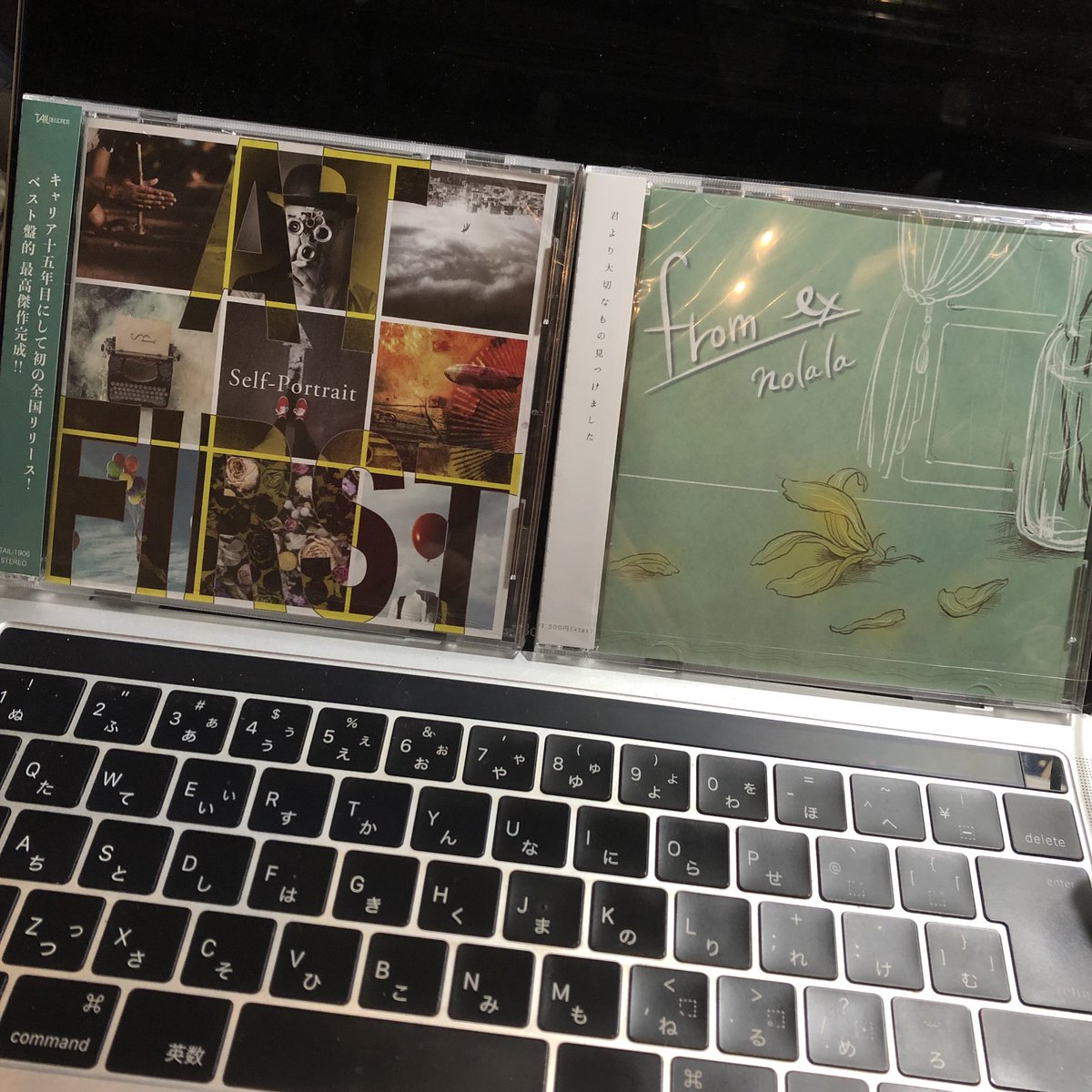 SHOTAxNOSIDE's tweet photo. 日付変わって、昨日発売日やった
Self-portraitとnolalaのCDを自分へのプレゼントで購入!
どちらのバンドもデビュー作。
どっちも活動始めた時から知ってるようなバンドなので、心から嬉しい。
羽ばたけ、広がれ、届けー!
nolalaは、11/14にBRONZE出演
#selfportrait #ATFIRST #nolala #fromex https://t.co/zftMCyXzyg