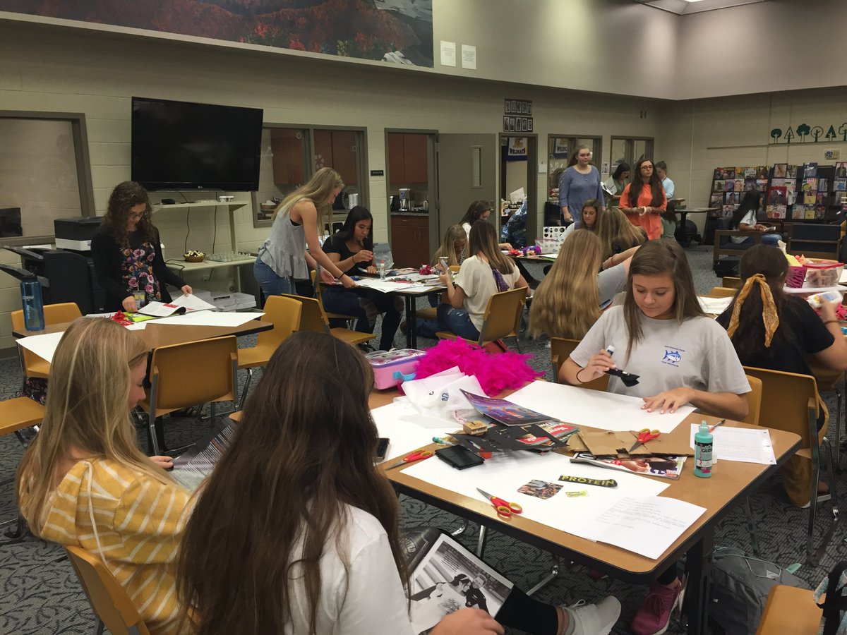 janetpbj's tweet image. Students in Action at LHS creating a Vision Board in the Maker Space - Interesting to see goals for the next 5 years! #HailToThee2020 @LHSWildcatsLex1 #Lexgocats @CommonsLex1 @mrscromer1 @BonnetteJessica #Lex1Day2