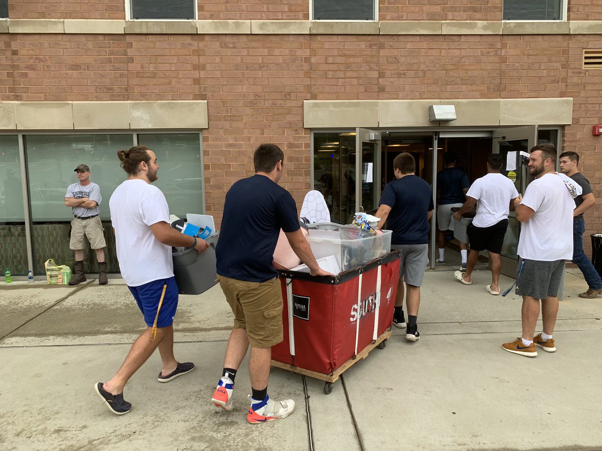 CoachJCromer's tweet photo. Move in day! #lotsoffridges #lotsofstairs #TAKEFL19HT https://t.co/vZreiZ2BNZ