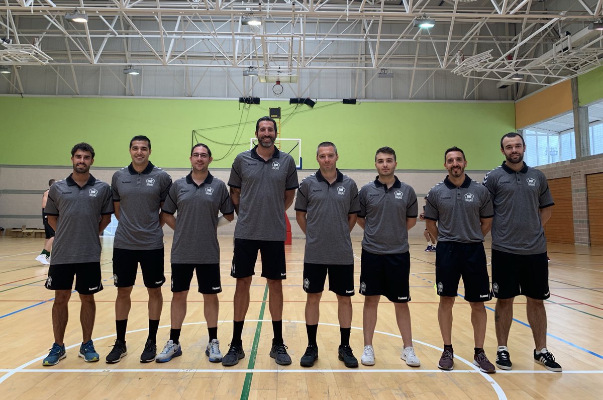 Cuerpo técnico no... ¡Cuerpazo! 😎

Jon Novo (Fisio), Roberto Molina (Prep. Físico), Lolo Encinas (Entrenador Ayudante), Alex Mumbrú (Entrenador Jefe), Javi Salgado (Ent. Ayudante), Erik Badiola (Delegado), Álvaro Gómez Rubiera (Prep. físico) y Unai Laskibar (Utillero) 💪