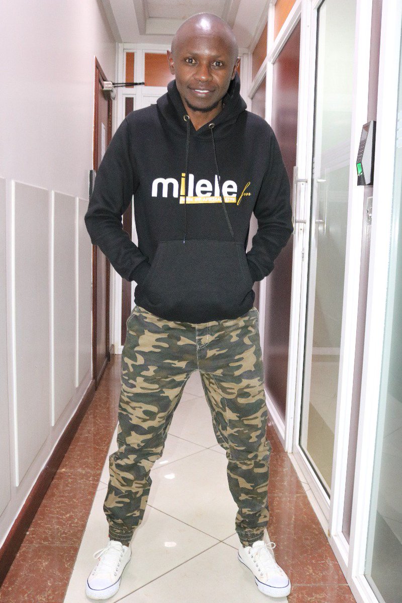 Ni wasaa wa #RhumbaOxygen with Mfalme wa Rhumba <a href="/TitiNiRhumba/">TITI NAGWALLA</a>. Keep it locked hadi midnight. Unasikiza ukiwa wapi? Sema nasi SMS Line 20005