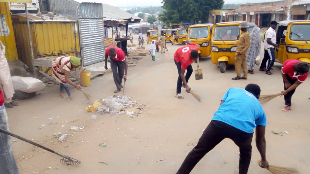 NRCS_Adamawa's tweet photo. #NRCS volunteers conducting a General sanitation at #Guyuk LGA to maintain hygiene in the society &amp; also to encourage the community members keep their environments always clean. https://t.co/9897x0Aupk