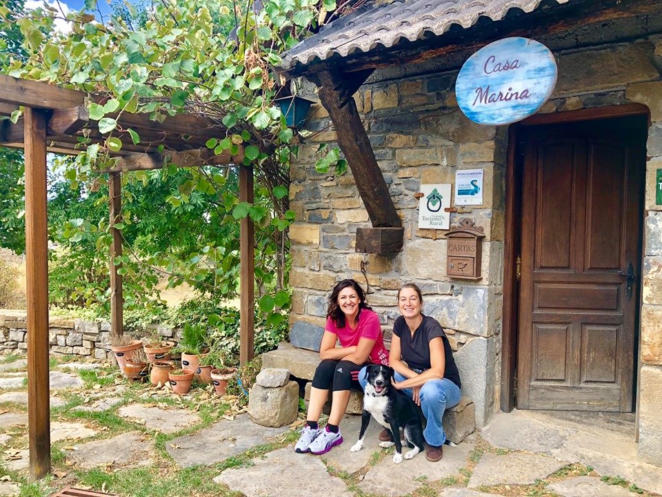 Si eres de los afortunados que está de VACACIONES, te recomendamos Casa Marina, en Buerba (Pirineo Oscense) Un hotel #petfriendly donde el tiempo se detiene, las vistas son espectaculares y tú y tu perro os sentiréis como en casa. Visitado y Recomendado por #tuperroesbienvenido🔝