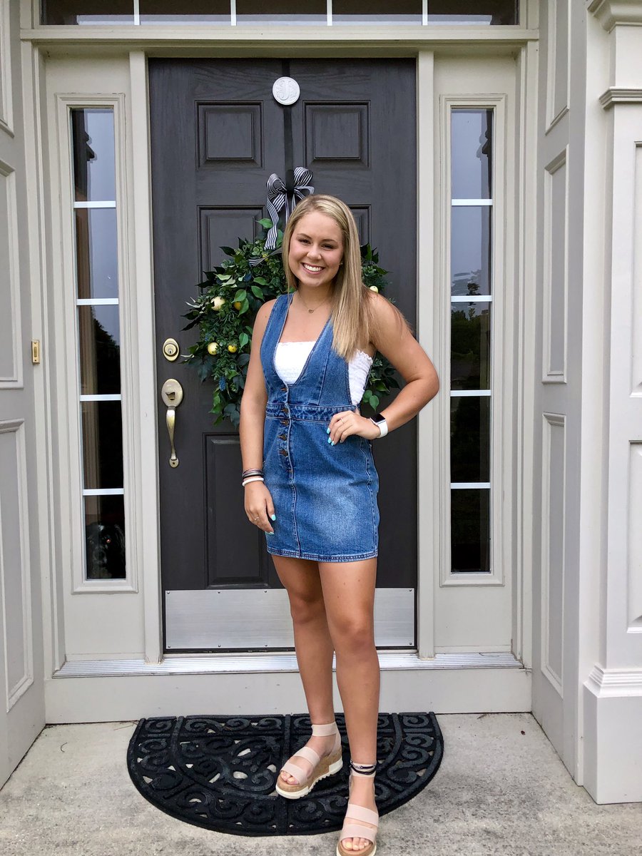 johnson_r2's tweet photo. First day of Junior year at FHS for my girl, Libby! 📚😀 👍 https://t.co/DeLm5A1KIo
