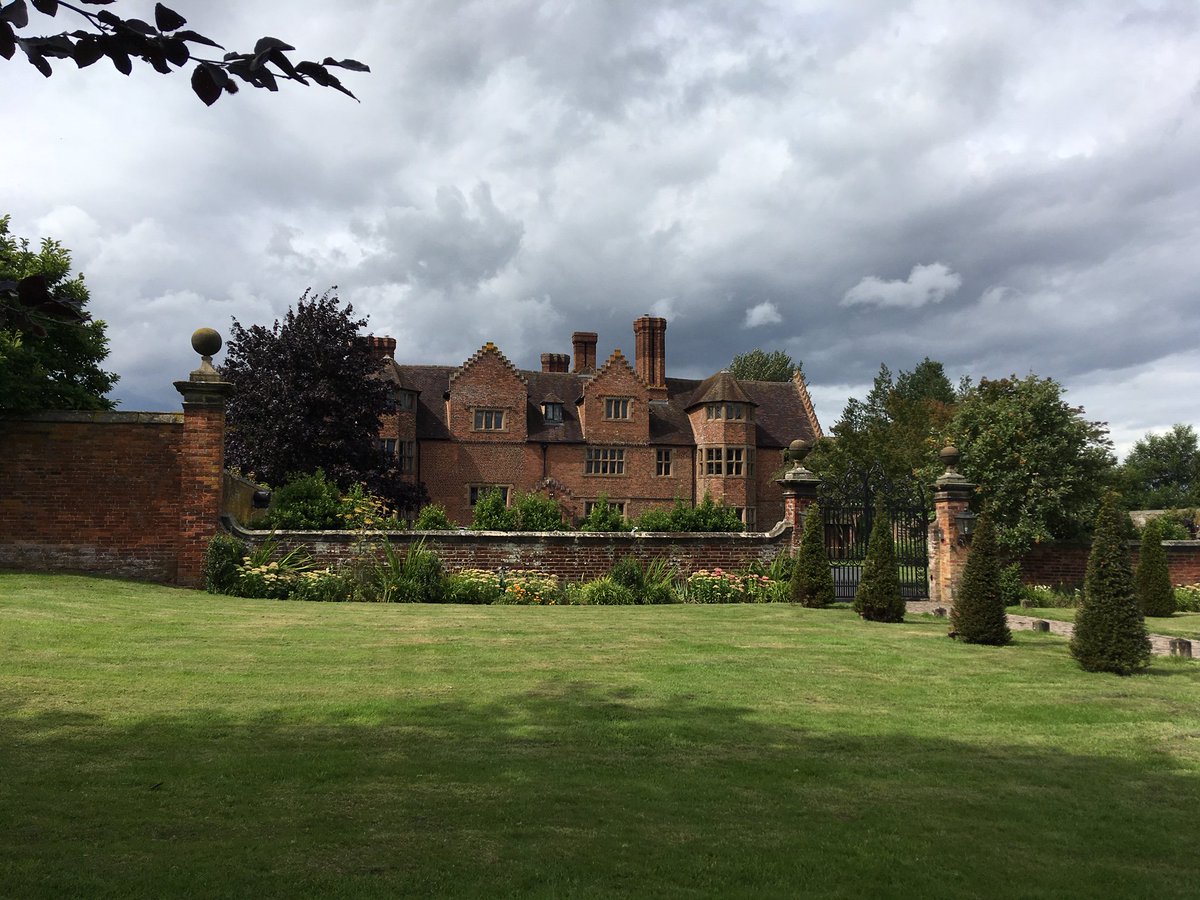 StaffsLibraries's tweet photo. A lovely healthy 10 mile walk today from #BrewoodCommunityLibrary for a group of 17! Beautiful #Staffordshire countryside at harvest time and good company! @mpftnhs @StaffordshireCC @sstaffsgoodlife https://t.co/25kumyqZGp