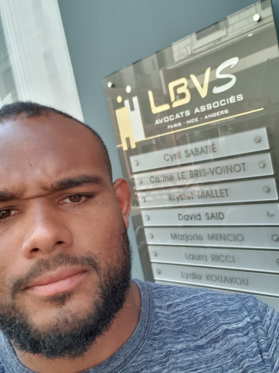 CyrilSABATIE's tweet photo. #rugby @jeff_poirot est venu prendre conseil auprès du cabinet #lbvsavocats pour travailler son entrée en mêlée 🤣🏉 #lecapitaine #rugby #xvdefrance 🇫🇷#mizunofrance #immobilier avec @stefd06 @MarienvalC https://t.co/PKmnmUWasM