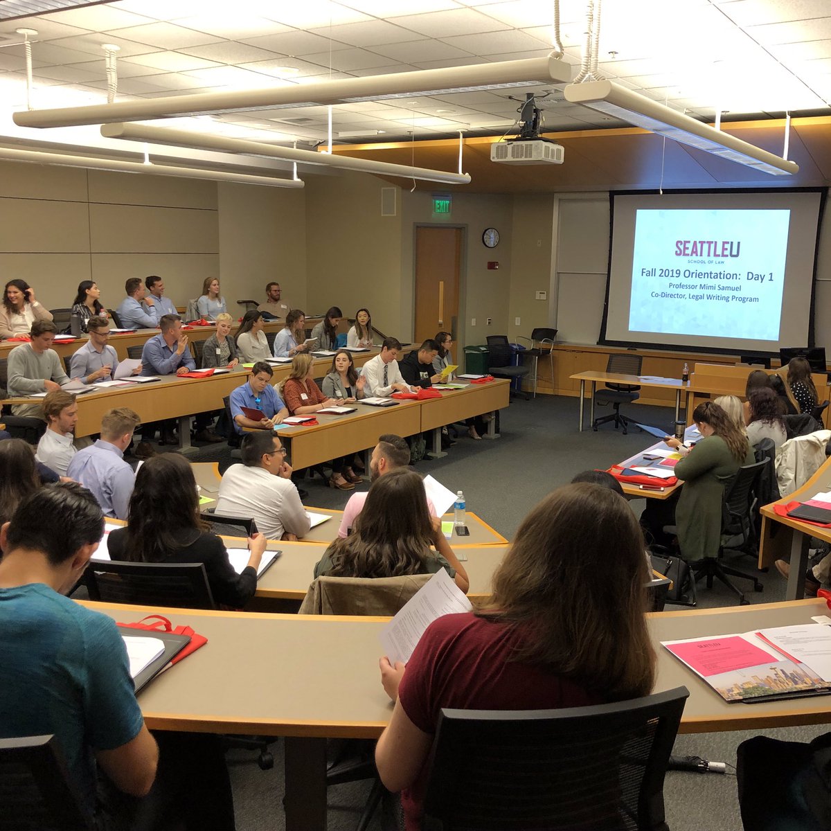 Our classrooms are full again! (Some of them anyway...) Welcome to 1L  Orientation, new students. We're so glad you're here. #seattleulaw2022