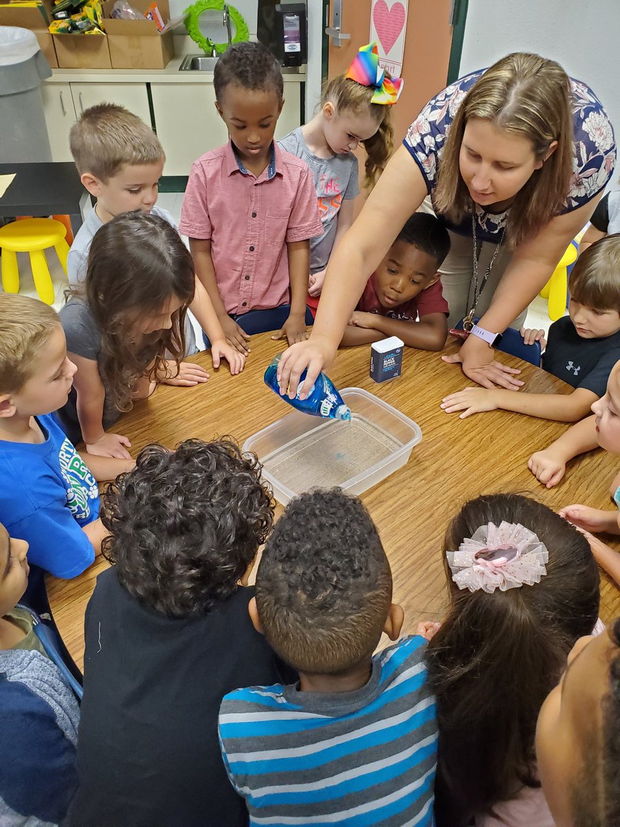 MrsNewsomesNews's tweet photo. Who says kinder can't do science experiments? #washyourhands #KISD_Science #HESpanthers https://t.co/pIAcHYeOtk