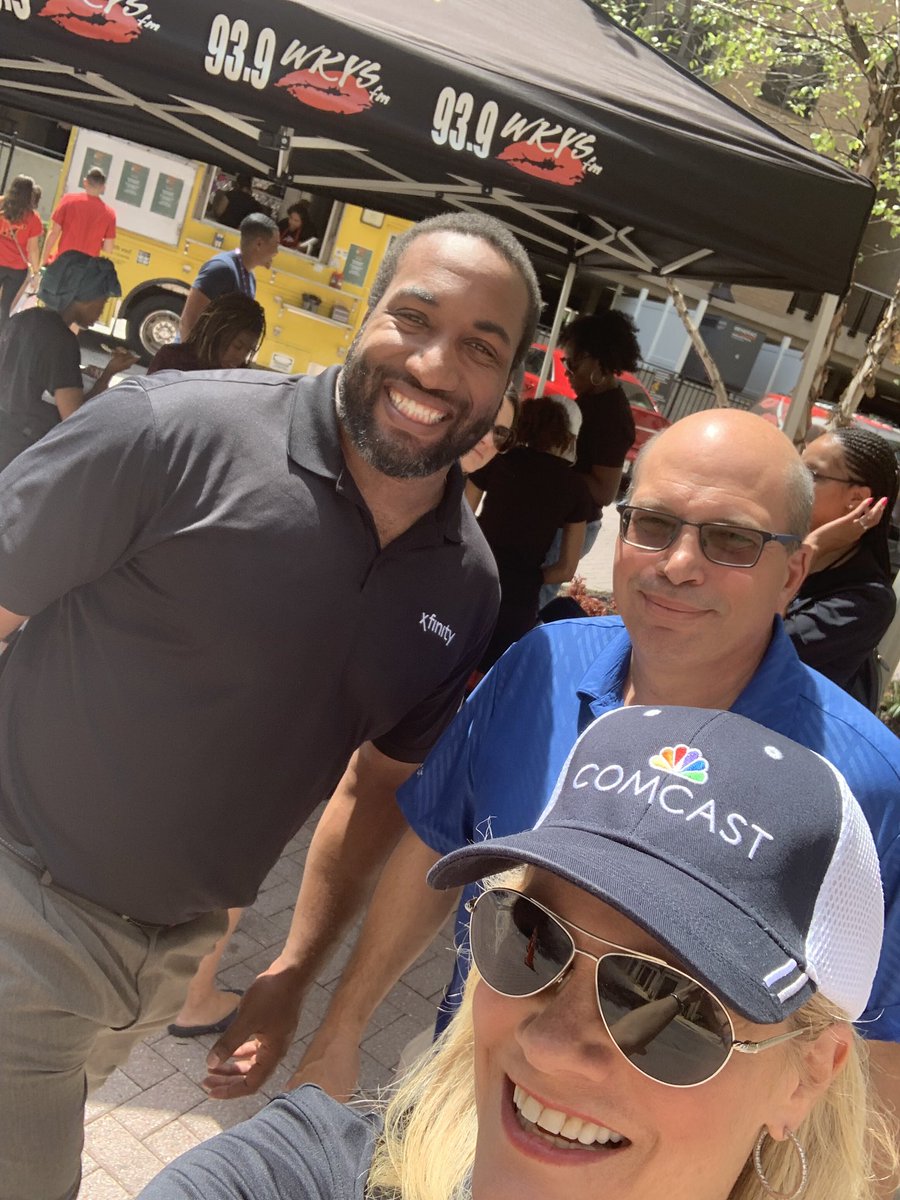 Melanie20735's tweet photo. Awesome, AWESOME afternoon with @UMDReslife and @939WKYS sharing the #Xfinitycommunities products connecting @UMD_OCE College Students at University View!! #X1 #Xfinitymobile #XfinityInternet #Connectedlife #Comcastlife https://t.co/pv7eHjVUSk